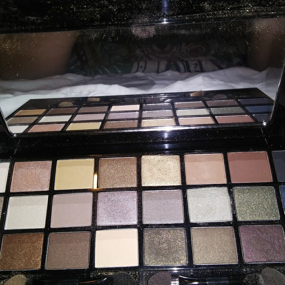 Avon eyeshadow neutral palette